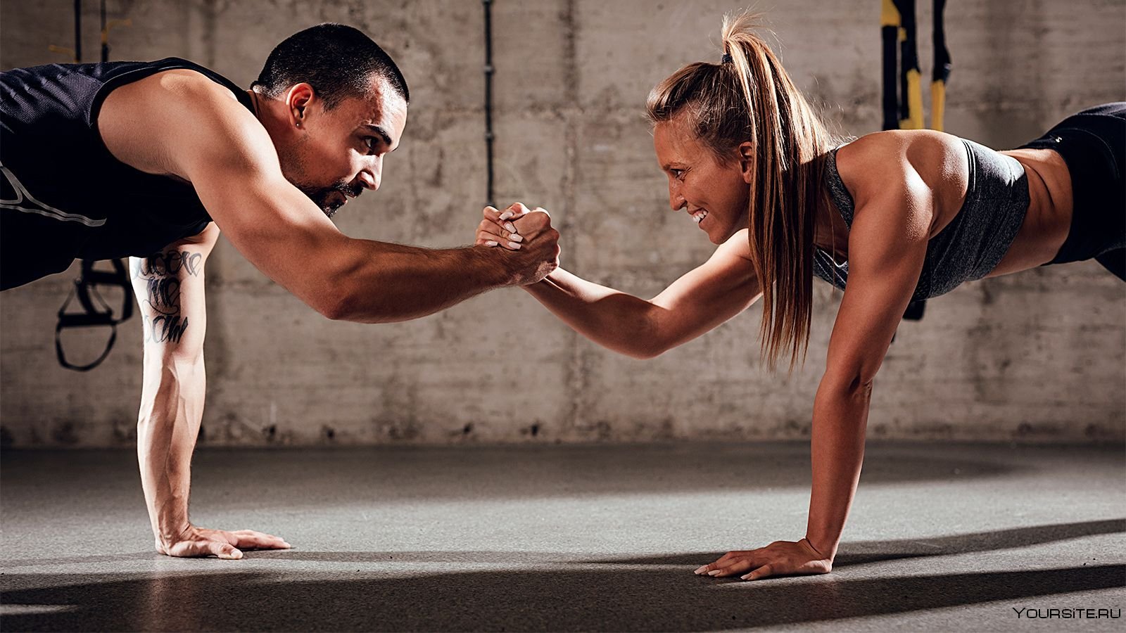После тренировки озабоченный инструктор по фитнесу трахает прекрасную Азиатскую девушку на йога коврике