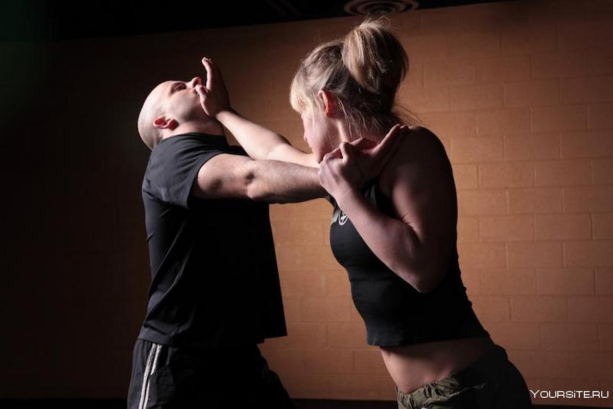 Боксер учит подругу самозащите и трахает ее после спарринга