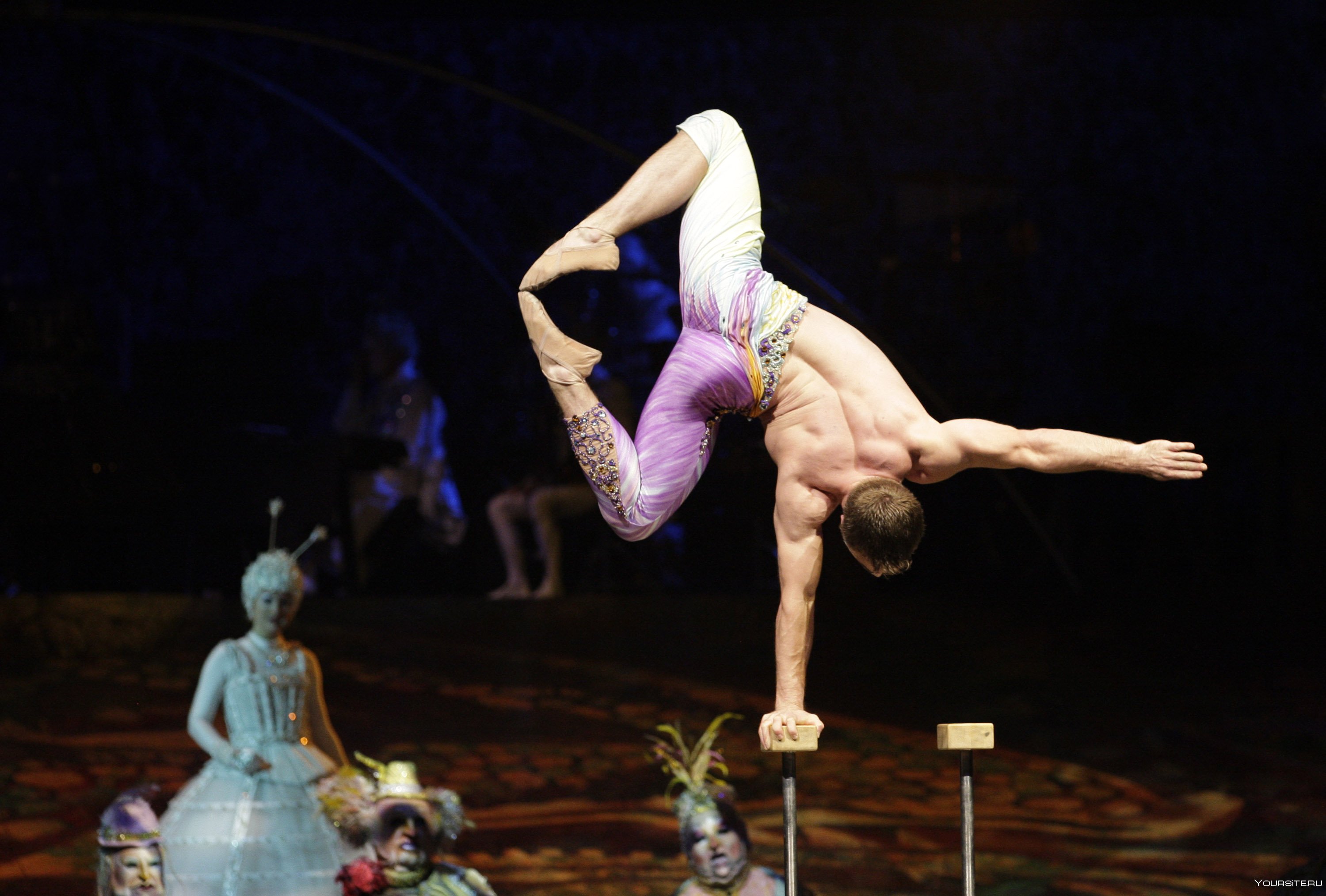 Смотреть онлайн Артистка цирка Светлана встает на мостик и сосет хуй мужа бесплатно