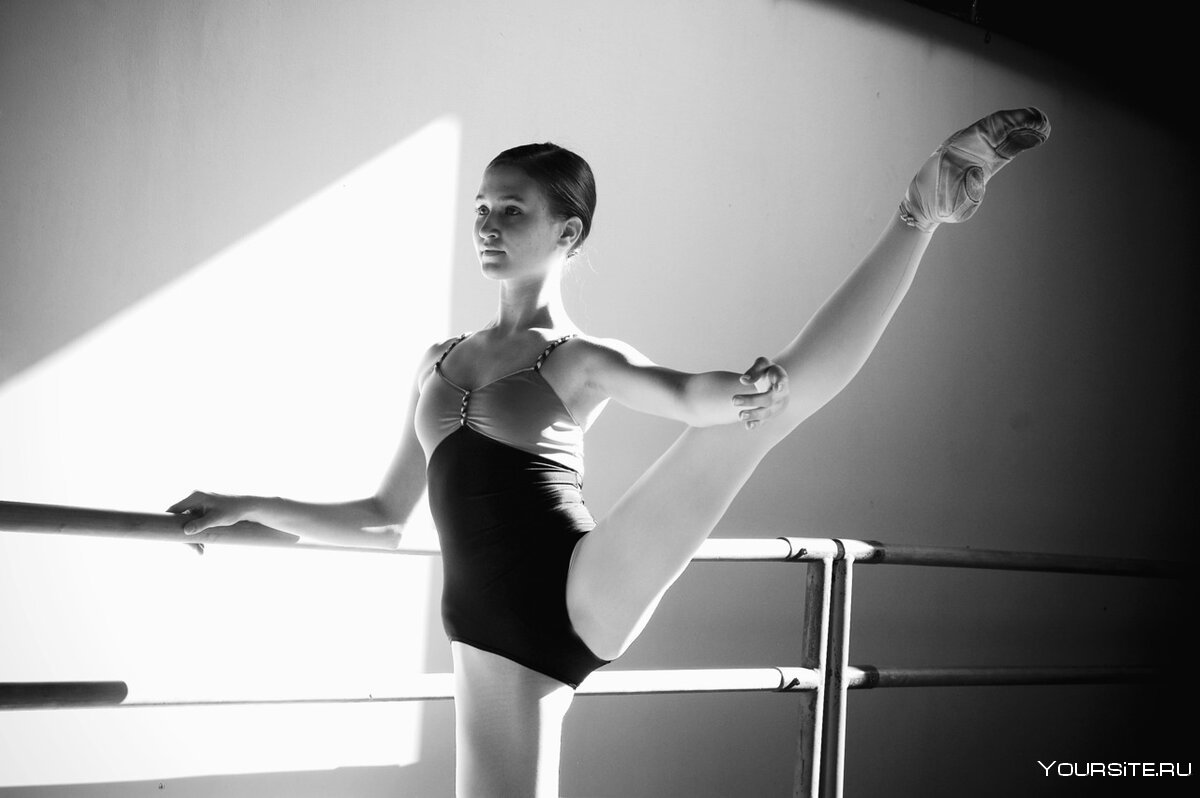 Балерина снимает трусики во время тренировки