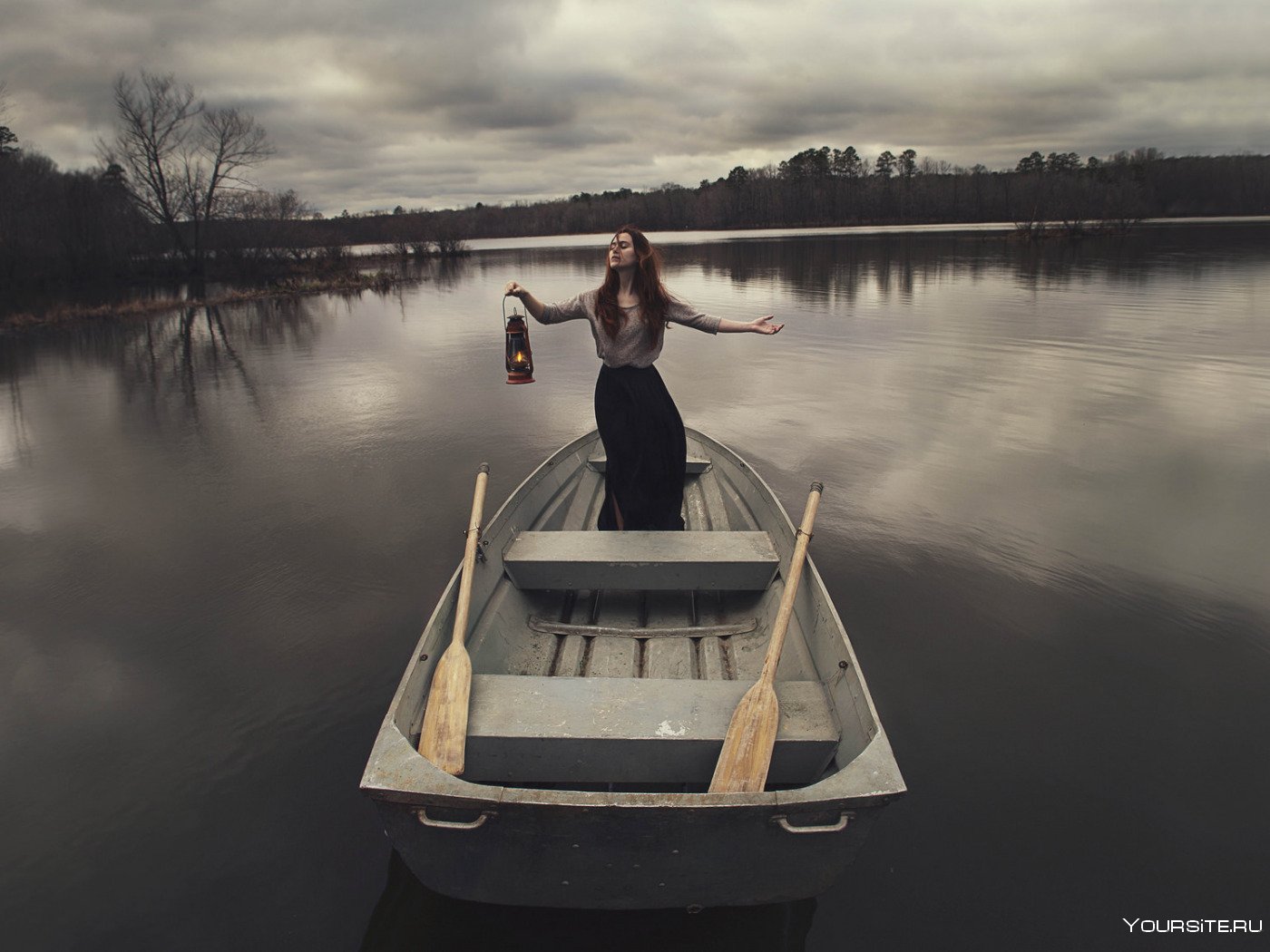 Подруга катается в лодке по реке без лифа фото