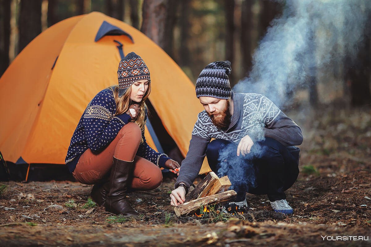Парень с девушкой поставили палатку в сосновом лесу и трахались