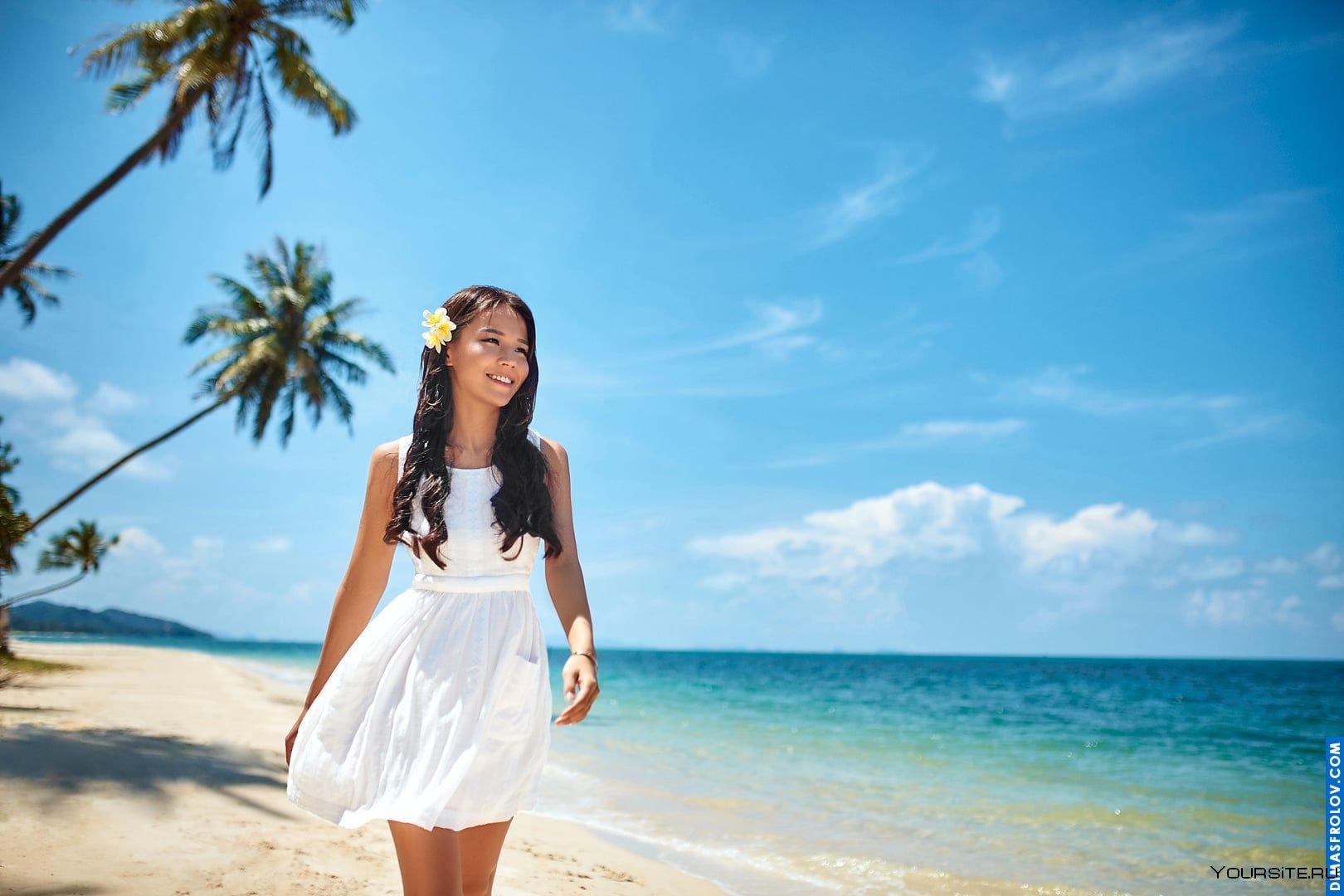 Сексуальная тайская девушка на пляже