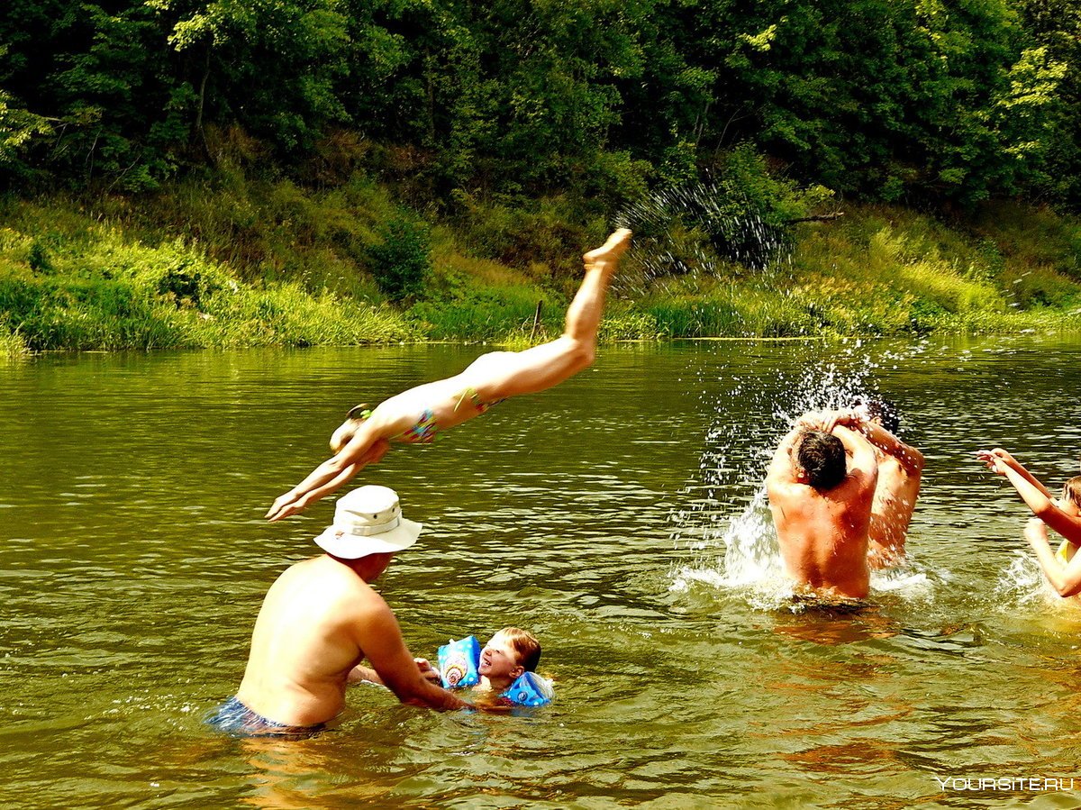 Летом нудисты любят плавать