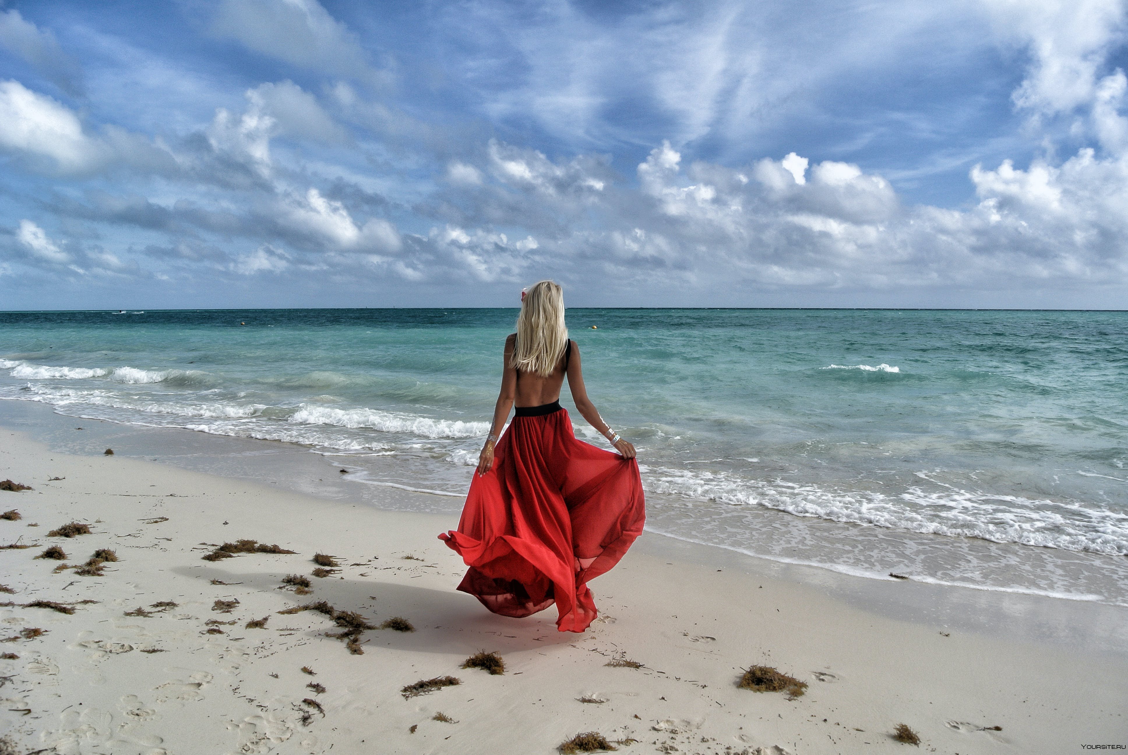Фото девушки с тонкой талией на берегу океана