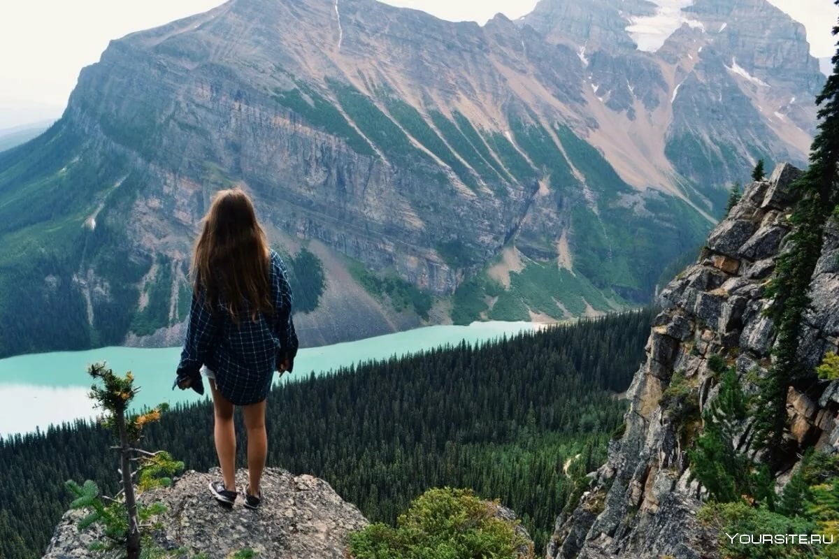 Сочная девица фотографируется в горах.