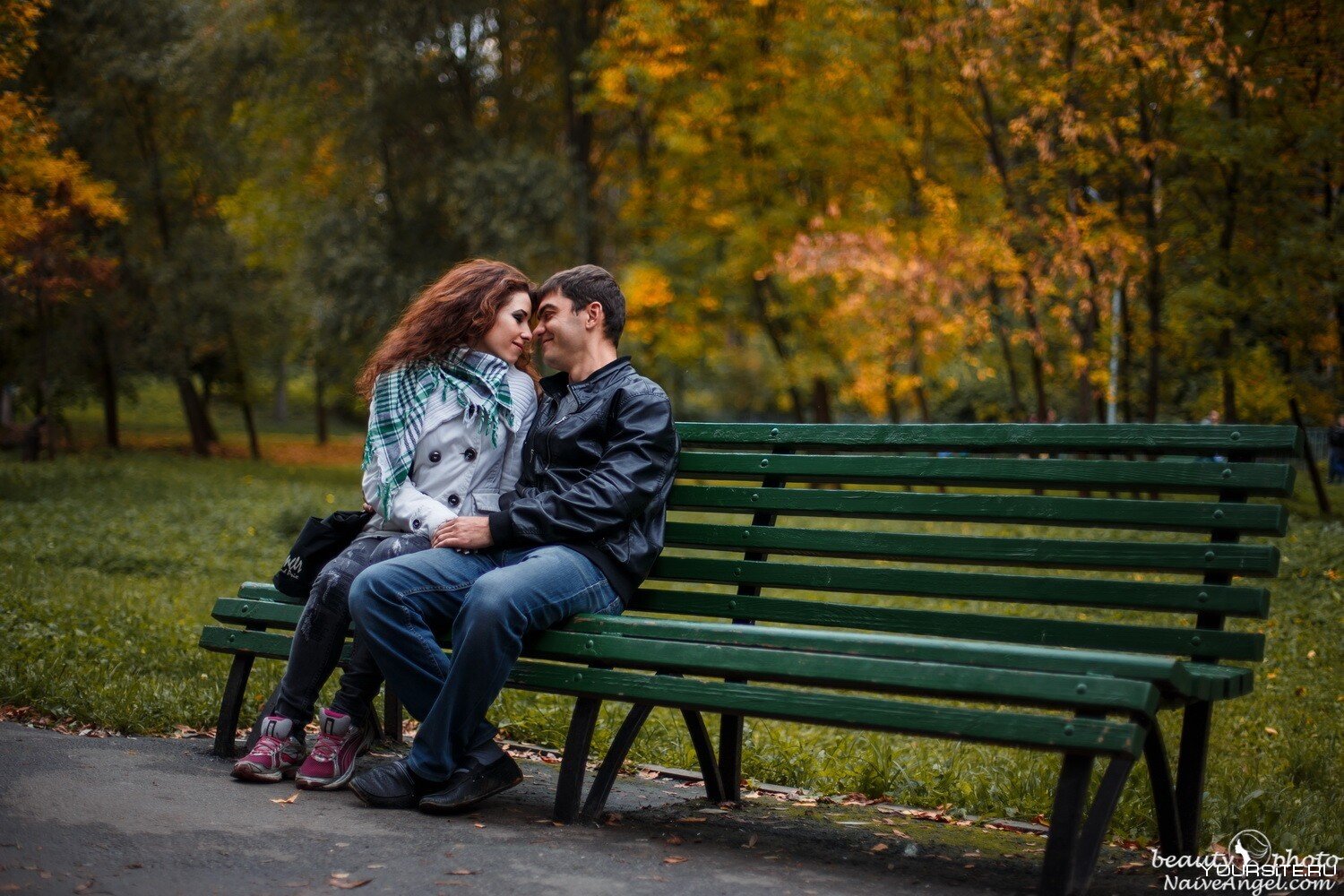 Красивые фото - секс молодой пары на скамье