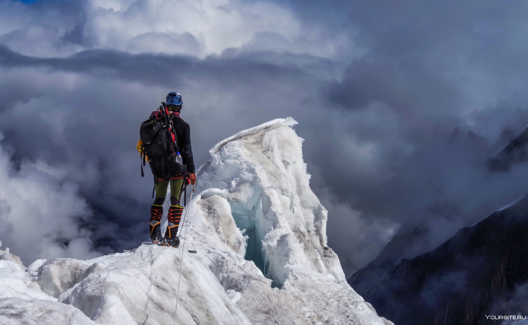 Голая альпинистка на покорённой вершине