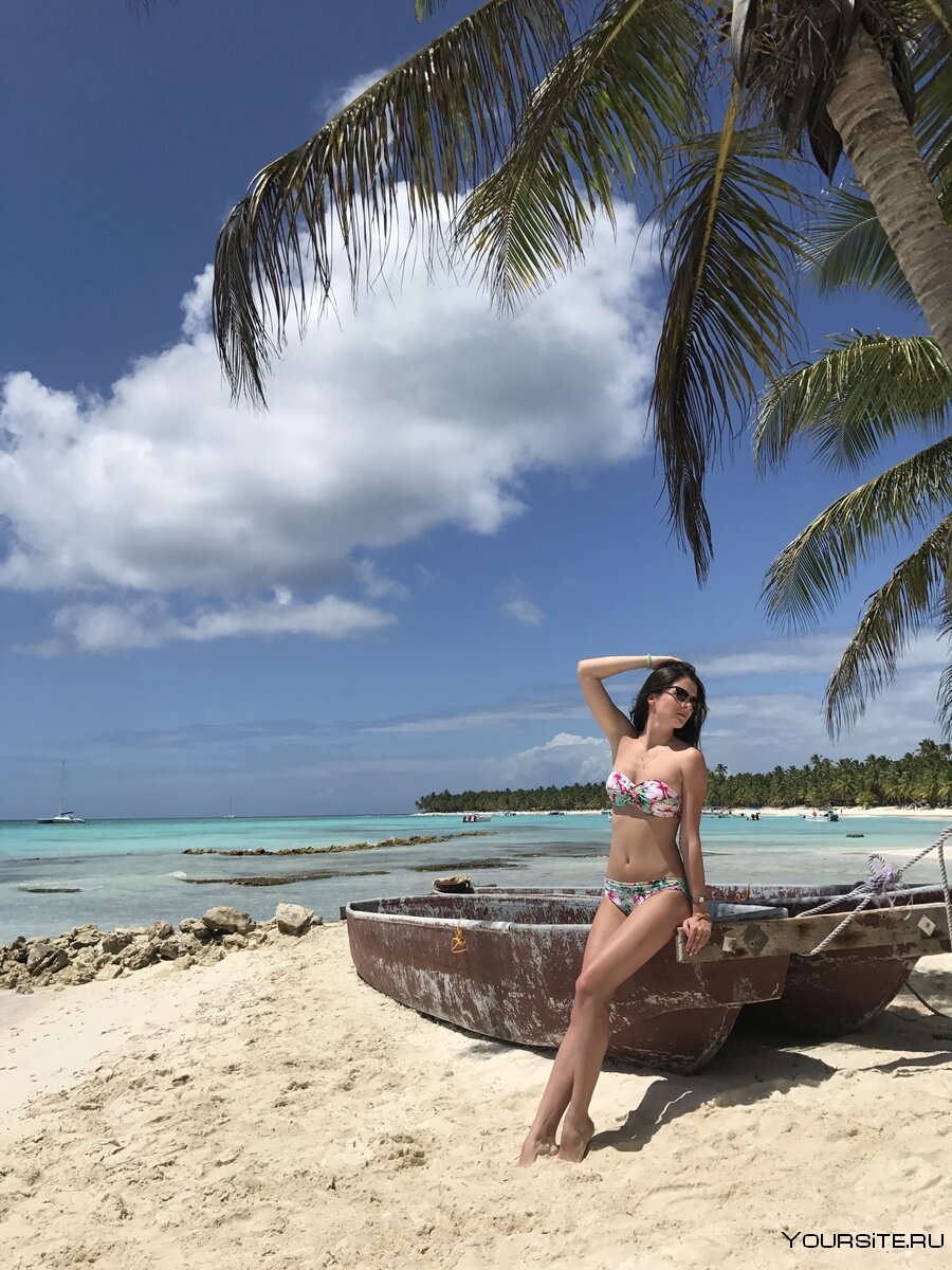 Туристка показывает грудь и киску на фоне пальм и моря