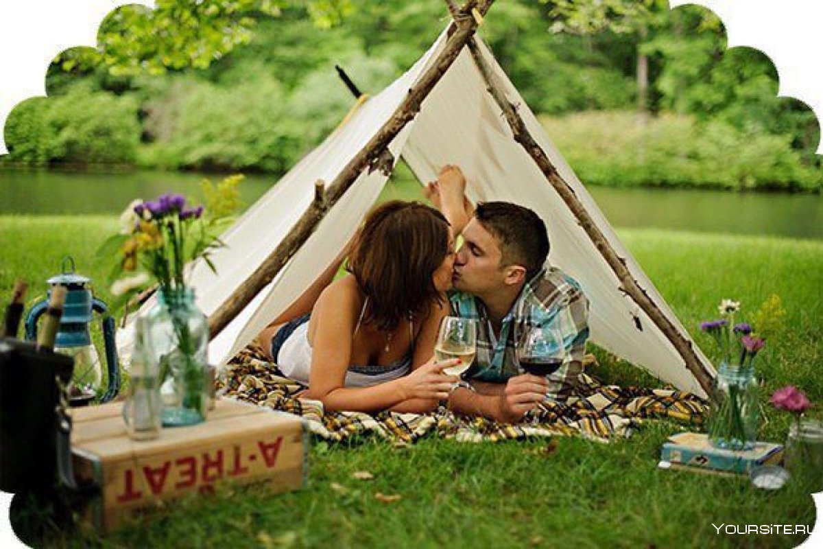 Молодая пара трахается в палатке