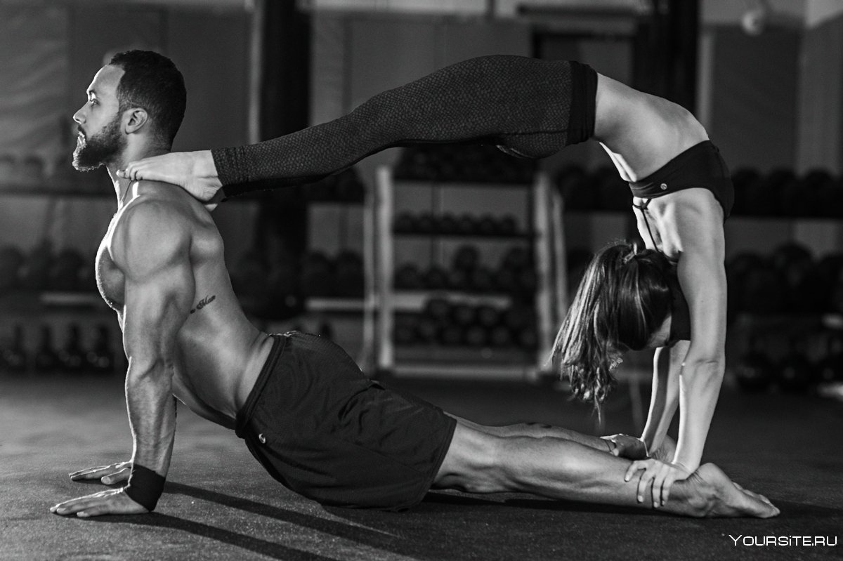 После тренировки озабоченный инструктор по фитнесу трахает прекрасную Азиатскую девушку на йога коврике