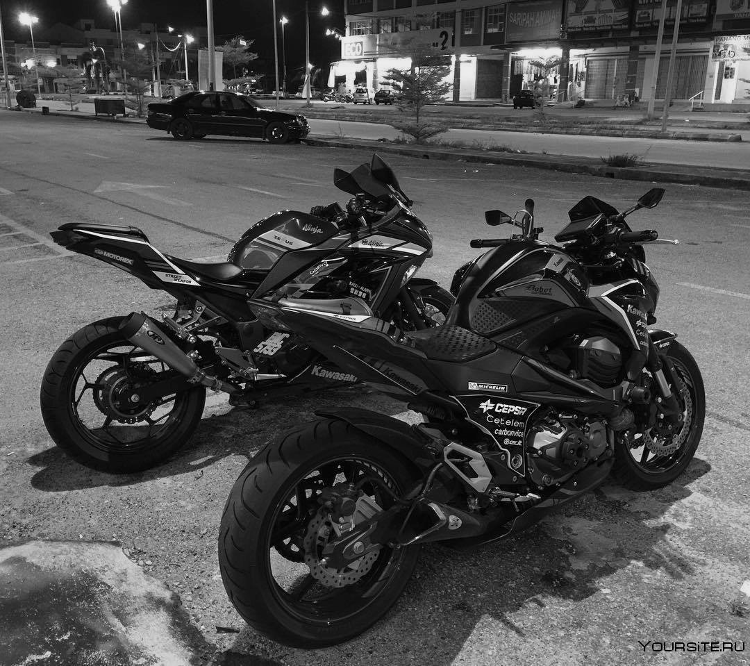 Чёрные любительницы мотоциклов