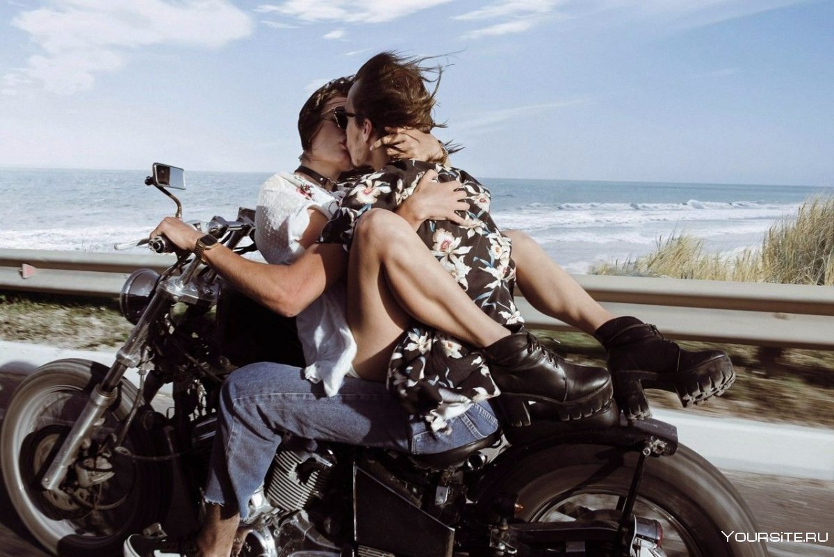 Парень из Сан-Франциско вместо мотоцикла трахает двух лесбиянок в свальном грехе