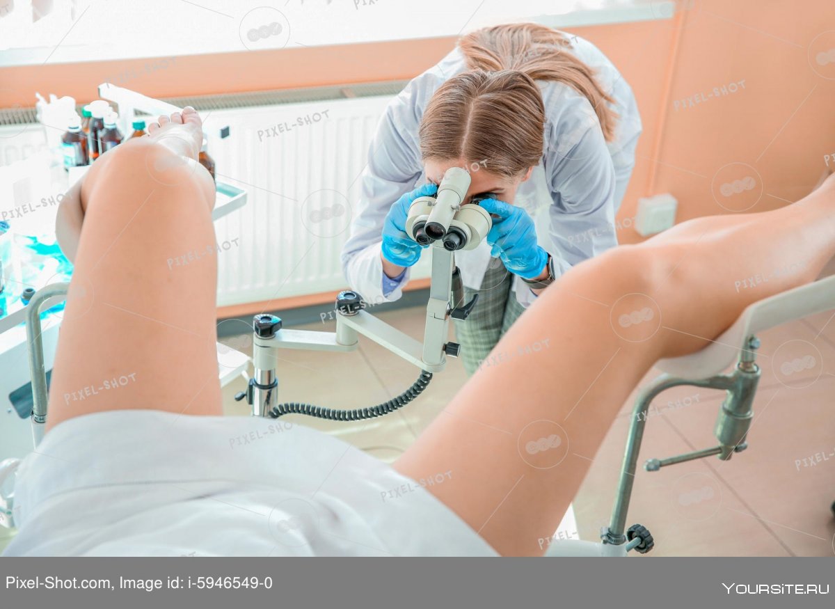 Гинеколог проводит осмотр молодой пациентки и засовывает в её вагину специальные приборы