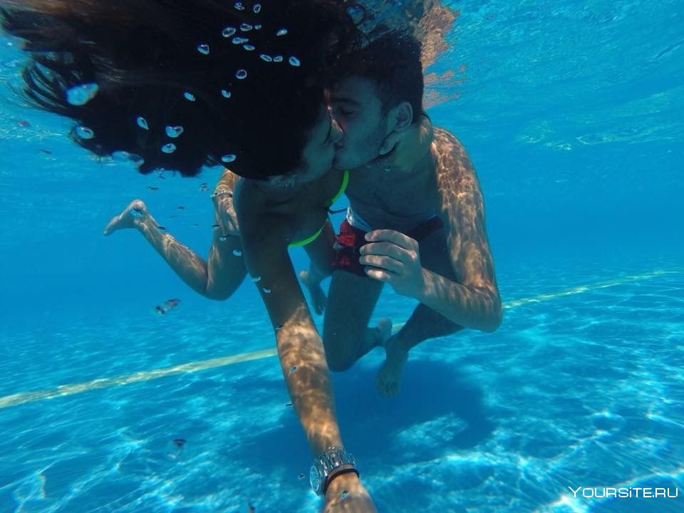 Красавица пытается в бассейне исполнить подводный минет спортивному другу
