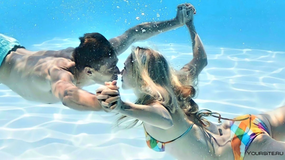 Секс под водой в открытом бассейне с Джонни Синсом и брюнеткой 