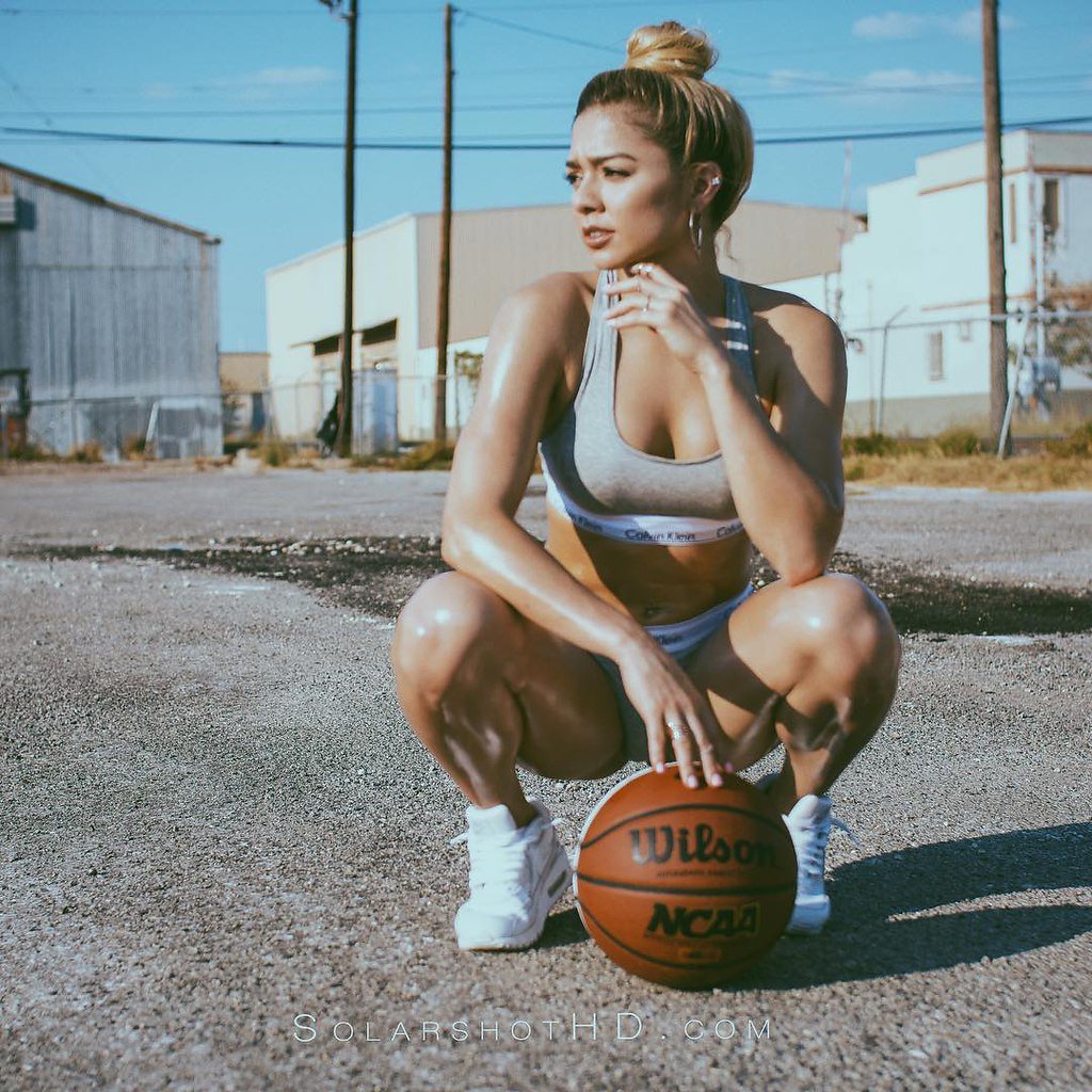 Сексуальная спортсменка с мячом и ее интим фотки онлайн