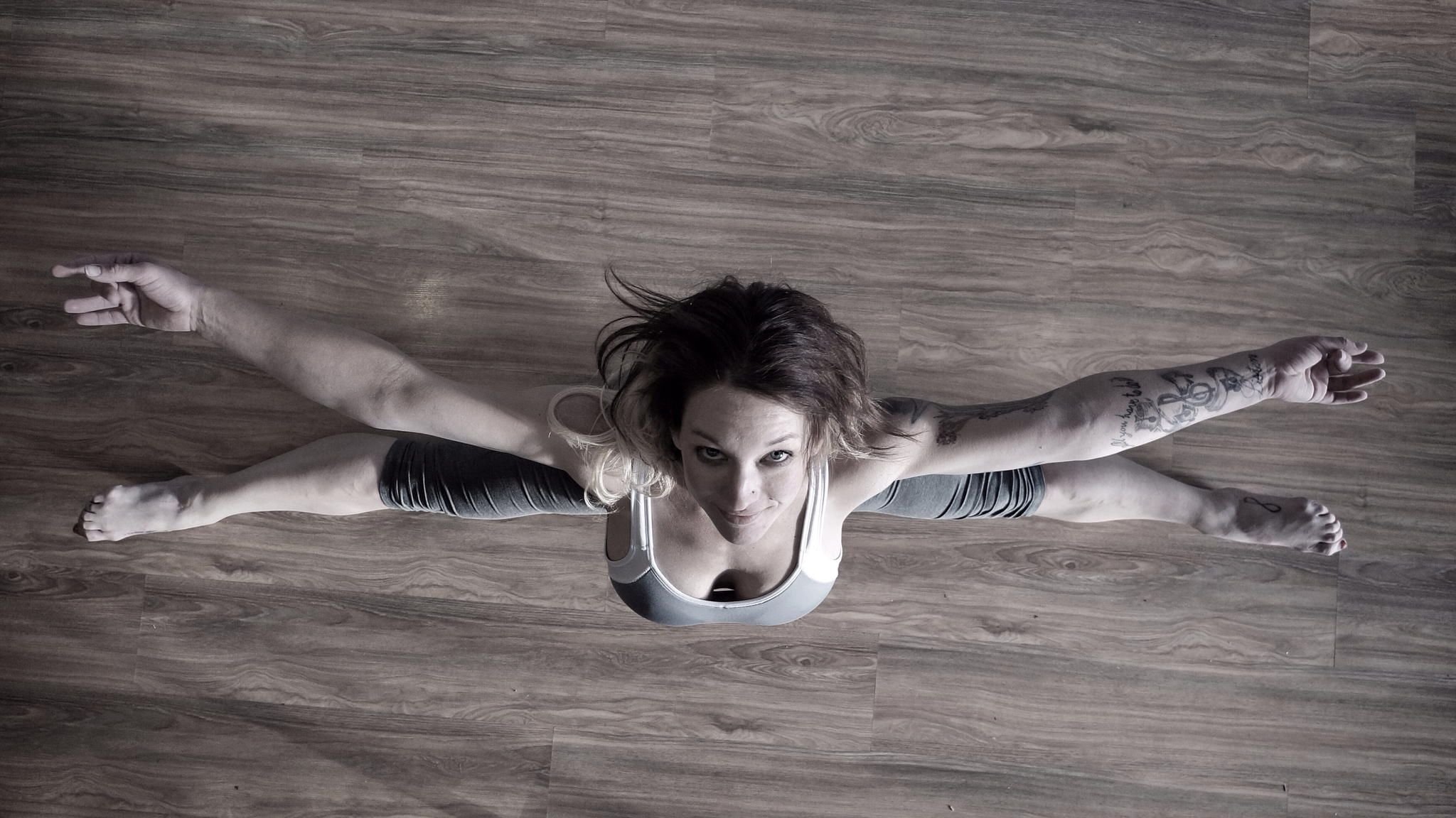 Гибкая гимнастка с короткой стрижкой снимает прозрачное одеяние
