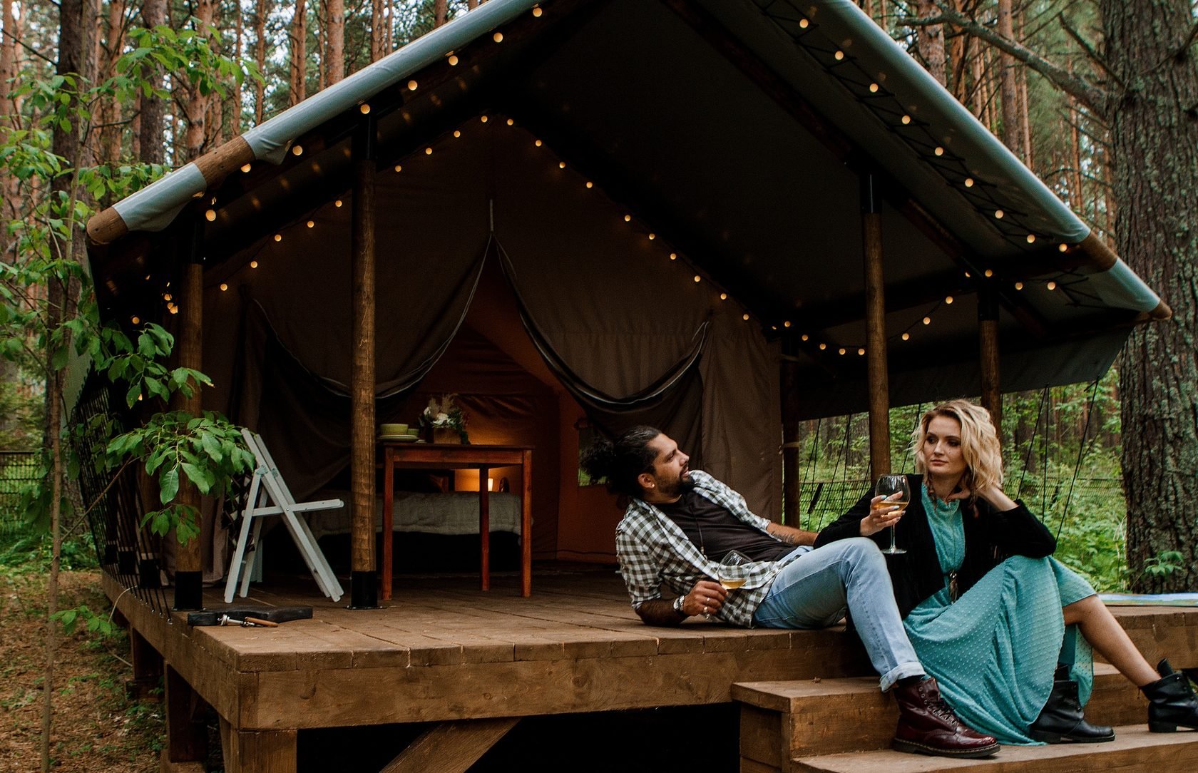 Лесбиянки отдыхают в домике в лесу 