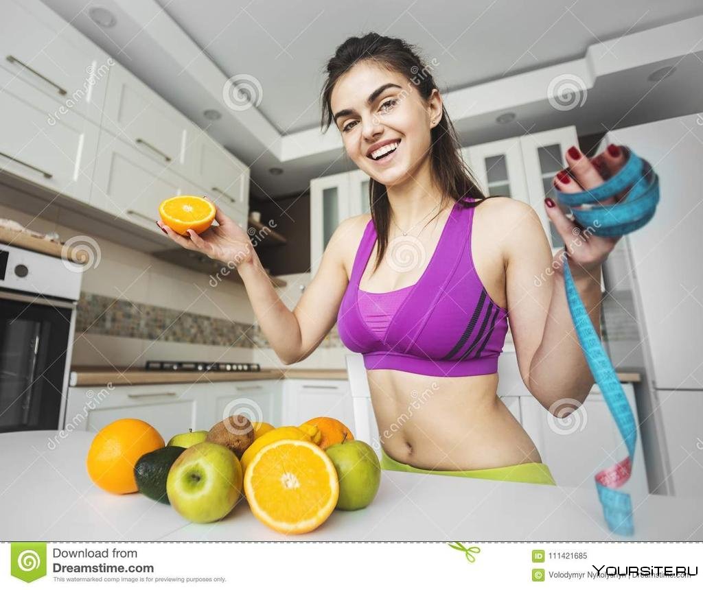 Финес девушка на кухне