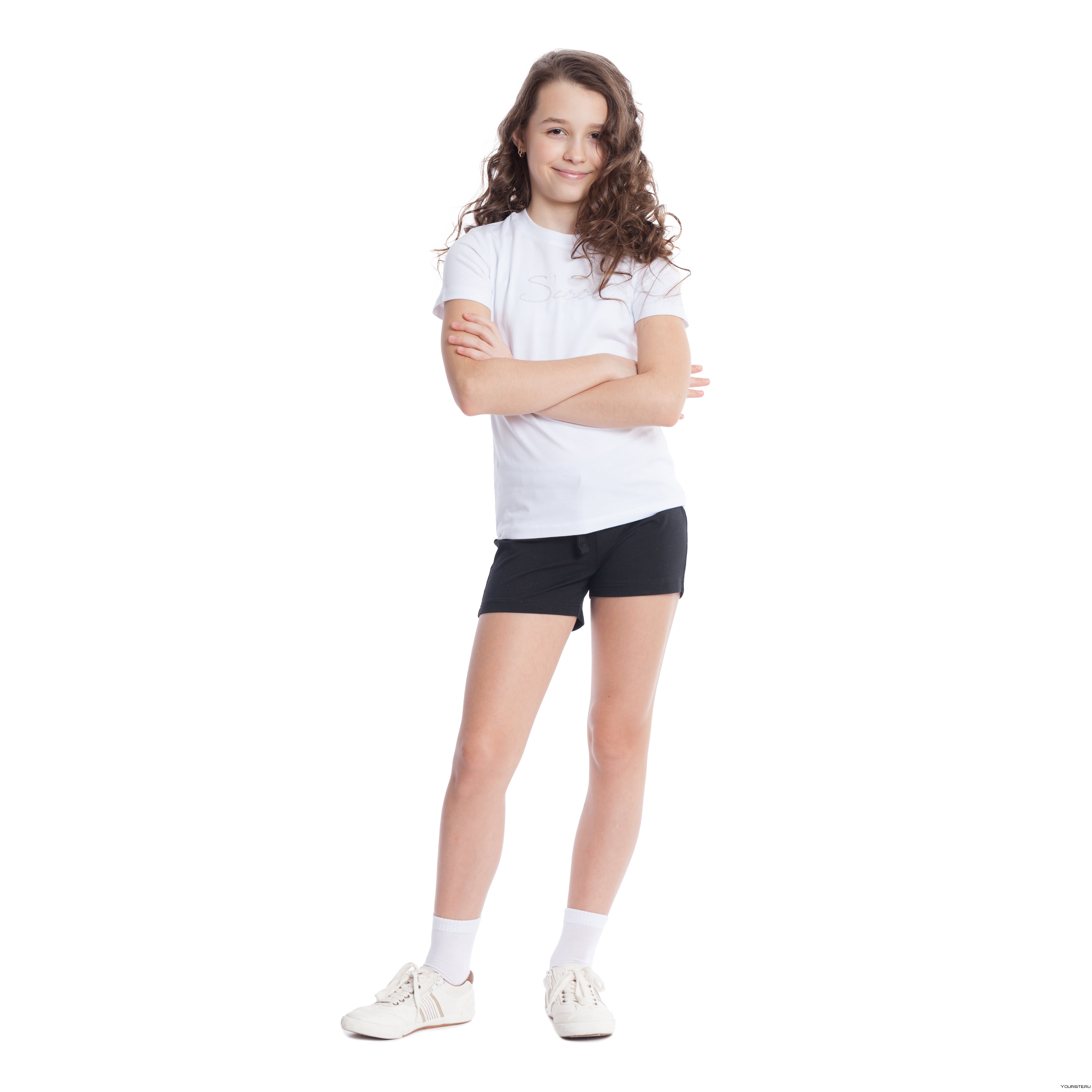 В школу можно в шортах. Физкультурная форма для девочек. Девочка в шортах и майки. Спортивные шорты для девочек. Белая футболка и черные шорты.