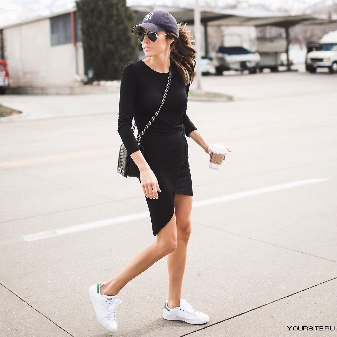 Черное платье с кедами