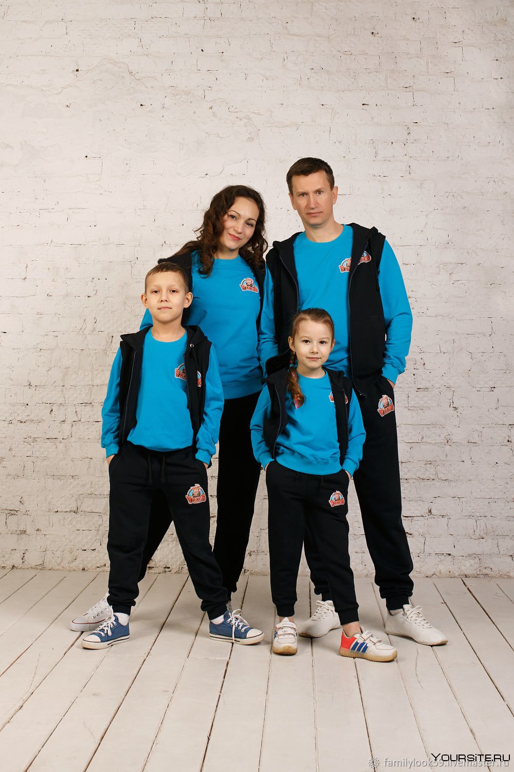 Семья в спортивных костюмах - 47 фото