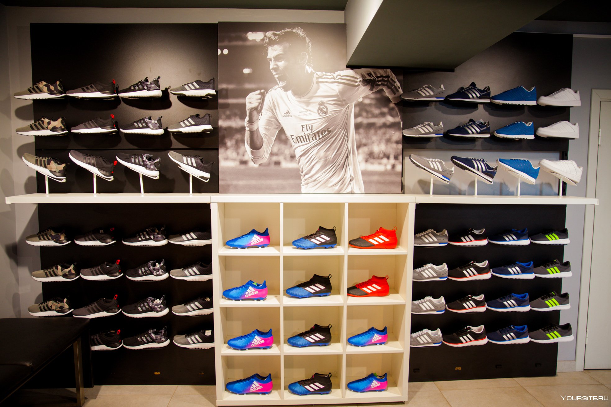 Спорт магазин кроссовки. Nike adidas Magazin. Adidas Sport Magazin. Обувь спортивная. Магазин найк.
