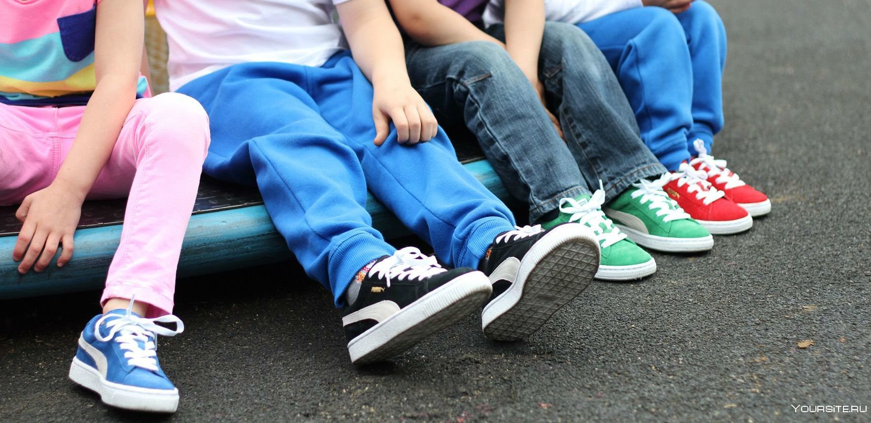 Детские ноги в кроссовках - 47 фото