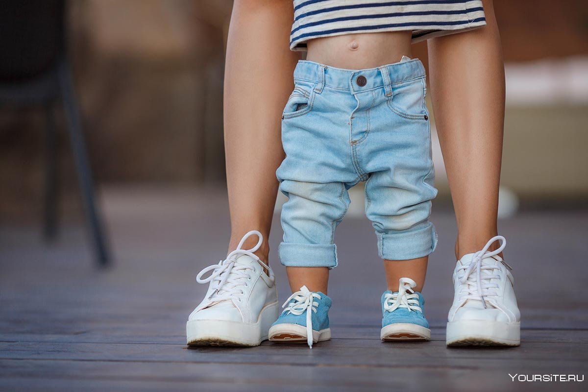 Ноги мамы и ребенка в обуви