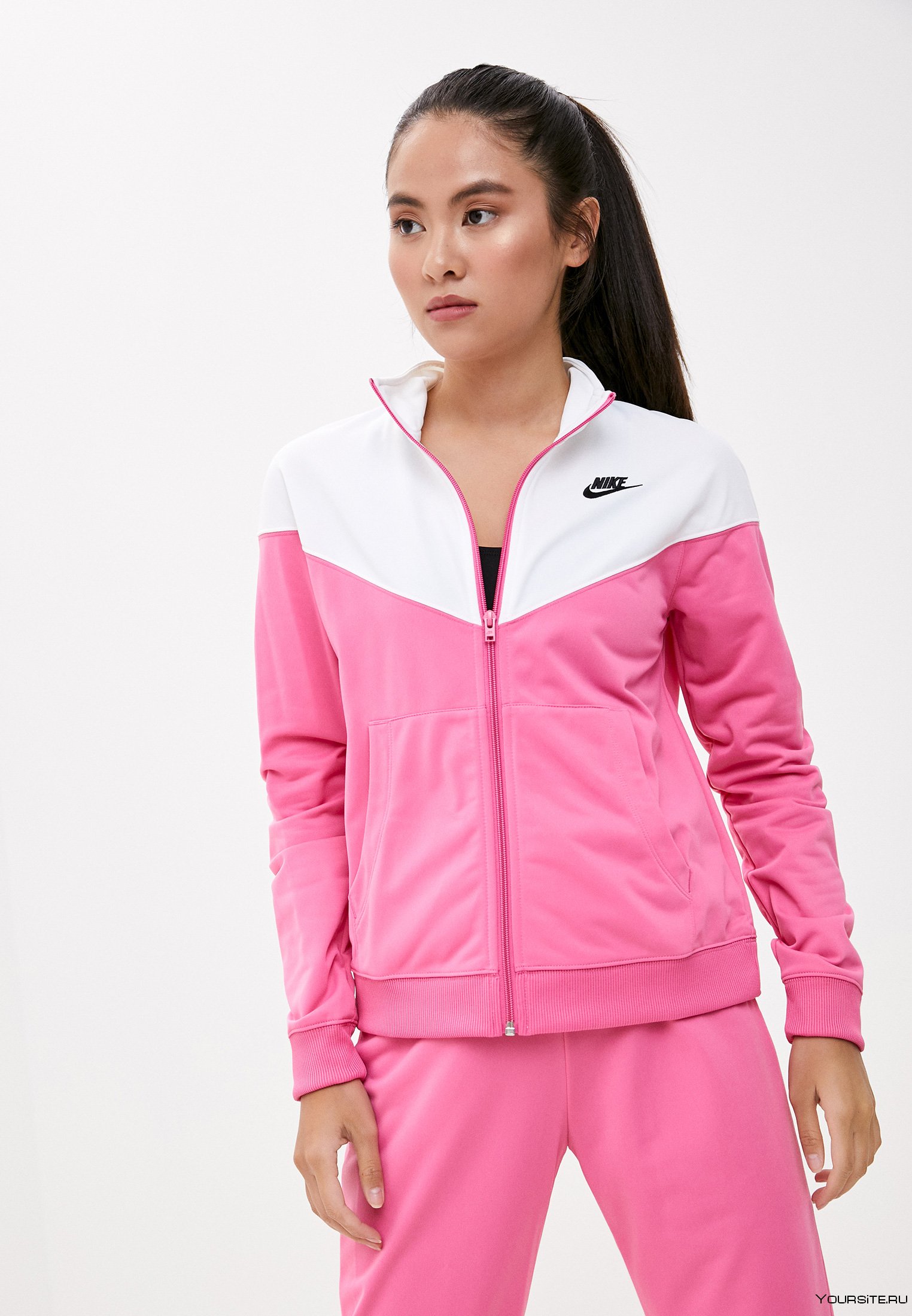 Спортивные nike женские. Спортивный костюм Nike женский fa160205twc. Женский костюм Nike 2021. Спортивный костюм Nike 2021 женский. Спортивный костюм найк женский розовый.