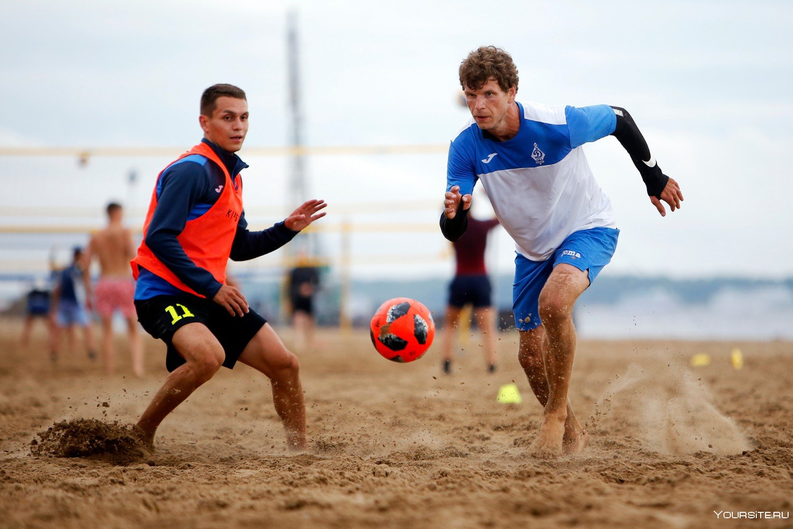 Классический футбол в новом свете 6. Футбол на пляже. Футбол на песке. Мяч для пляжного футбола.