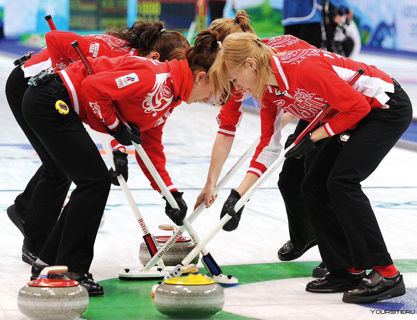 Командная игра на льду. Керлинг Олимпийский вид спорта. Женская сборная Швейцарии по керлингу.
