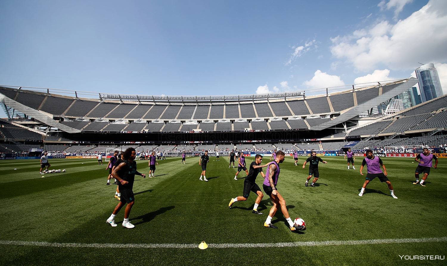 Тренировка на стадионе. Карши стадион. Мадрид стадион. Футбольный стадион real Madrid. Стадион тренировочный Реал Мадрид.