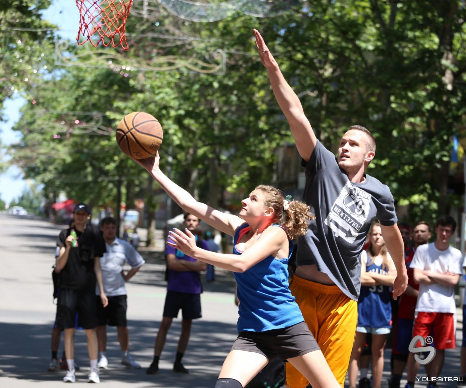 Игра в уличный баскетбол. Уличный баскетбол. Стритбол. Баскетбол стритбол. Команда уличного баскетбола.