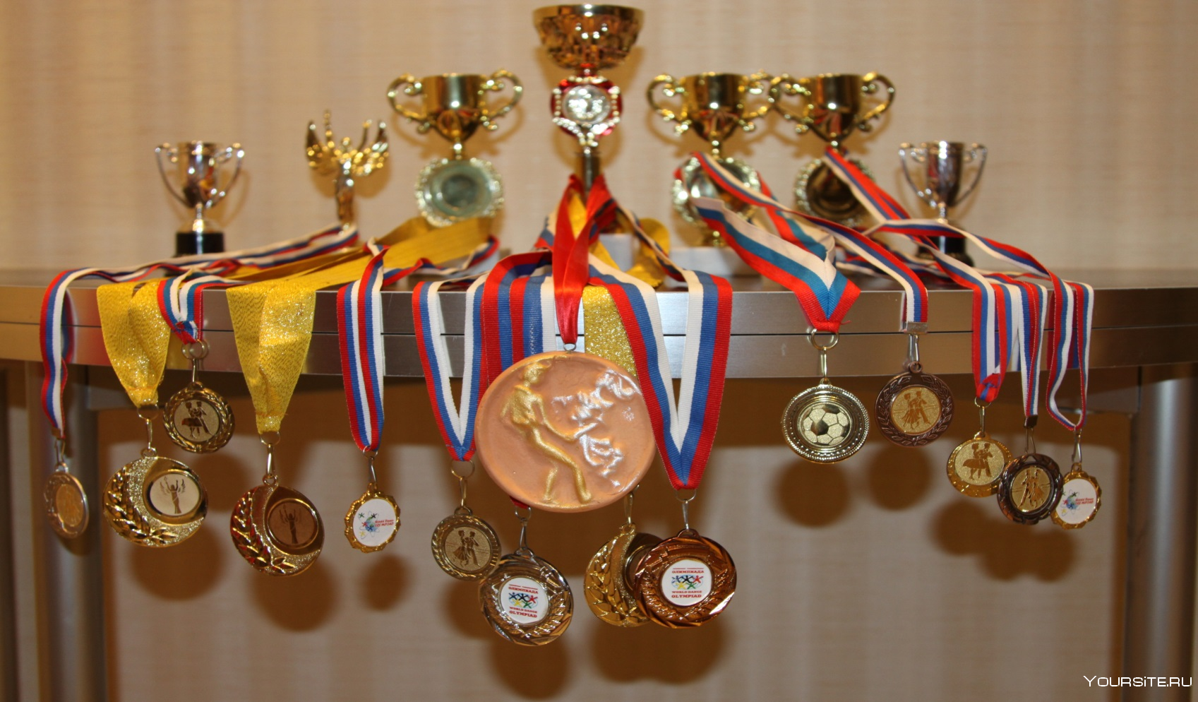 Различные награды. Медали спортивные. Спортивные награды. Много медалей. Кубки медали награды.