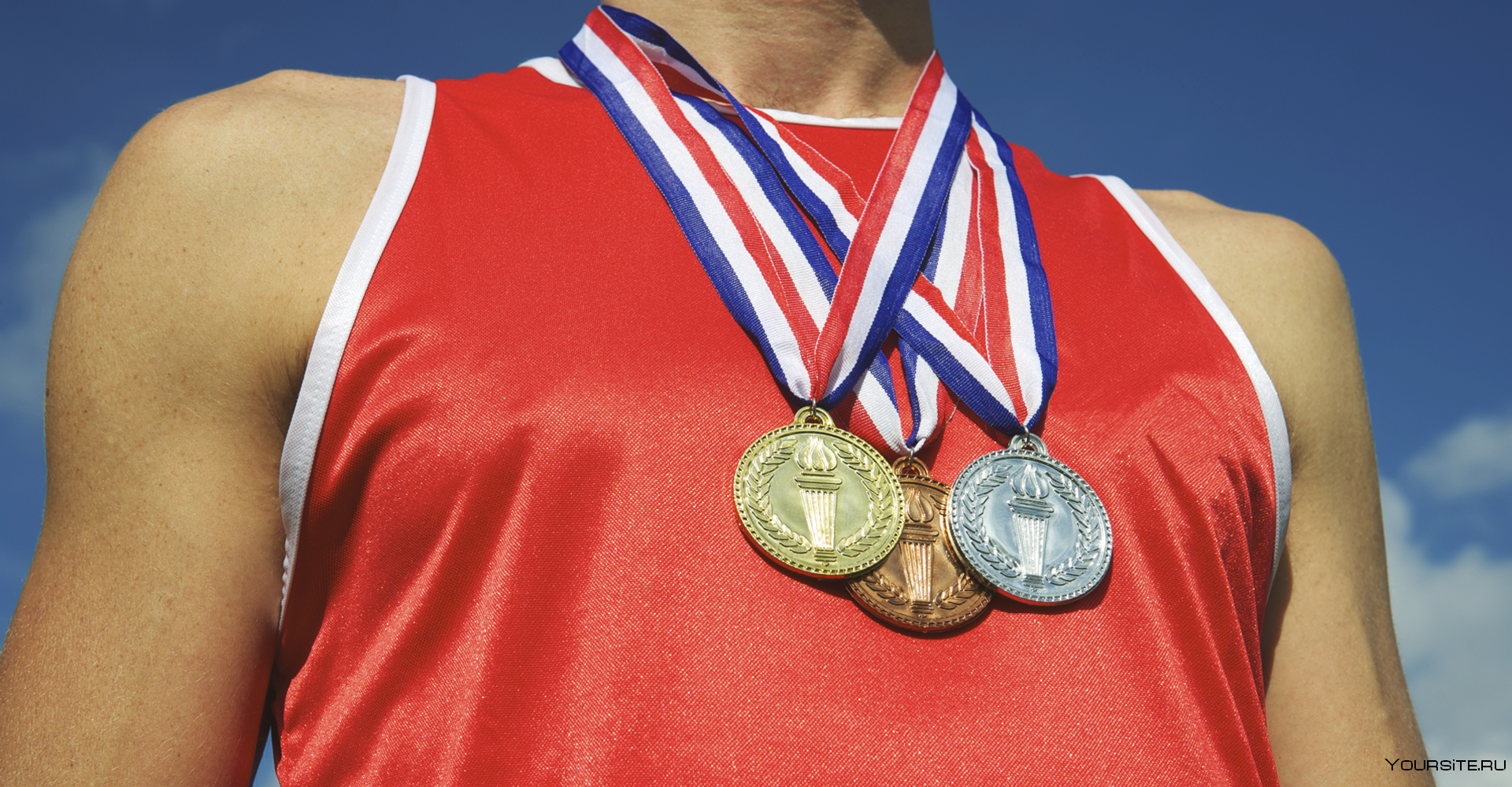 История медалей спортсменов. Спортсмен с медалью. Спортивная медаль на шею. Медаль на шее.