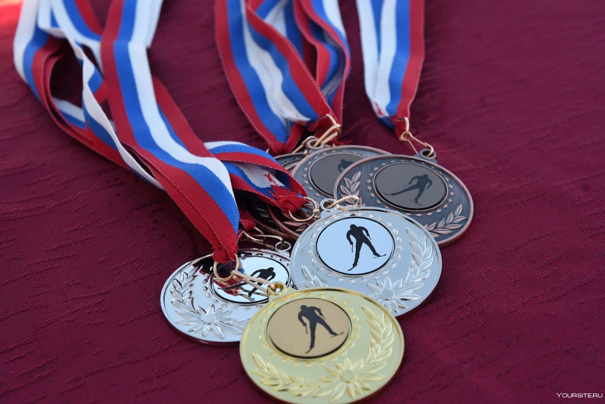 Летние игры россия медали. Медали спортивные. Медали по лыжам. Медаль лыжника. Медаль лыжные гонки.