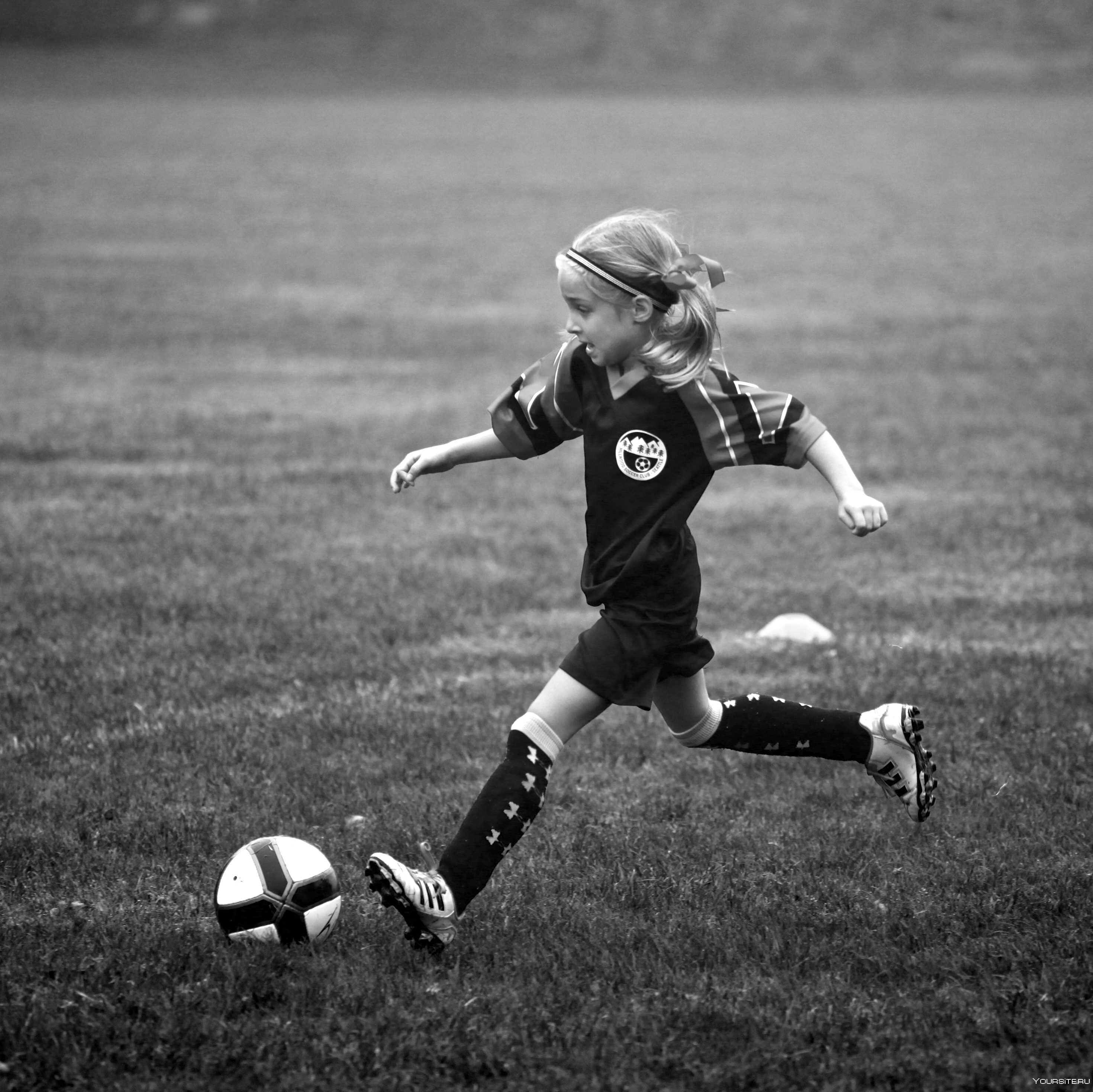 Футбол чб высшая лига. Футбол девочки. Дети играют в футбол. Маленькие футболистки. Мальчик с мячом.