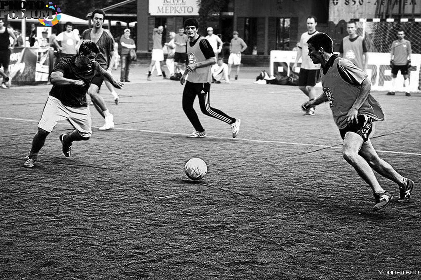 Футбол чб высшая лига. Футбол чб фото. Набоков, играющий в футбол. Белые и чёрные играют в футбол. Советские люди играют в футбол.