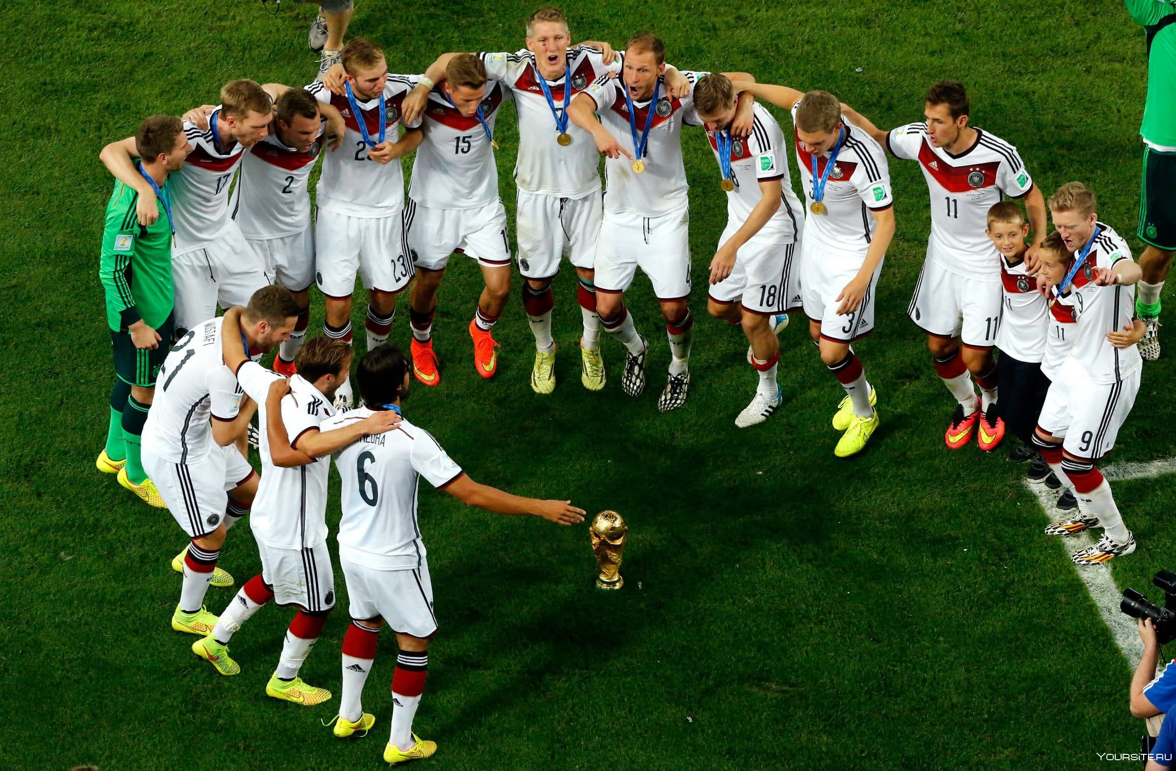 Игра в команде 7 игроков. Футбольная команда Германии 2014. Футбол командная игра. Сборная Германии по футболу. Команда футболистов.