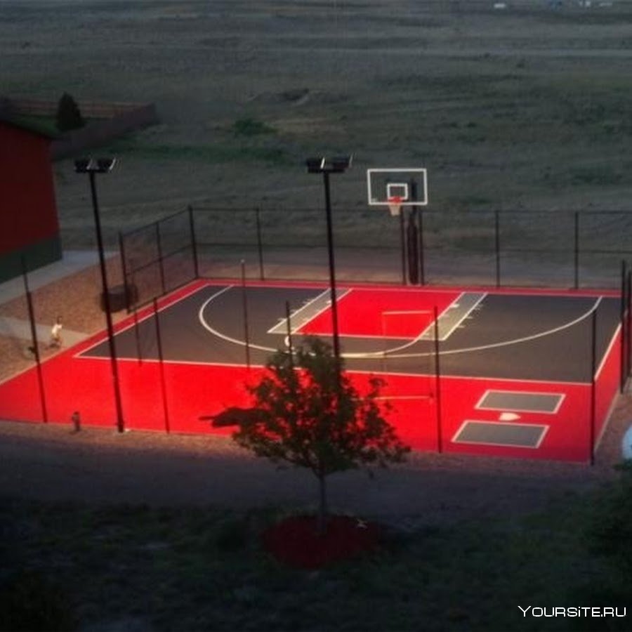 Баскетбольная площадка ночью
