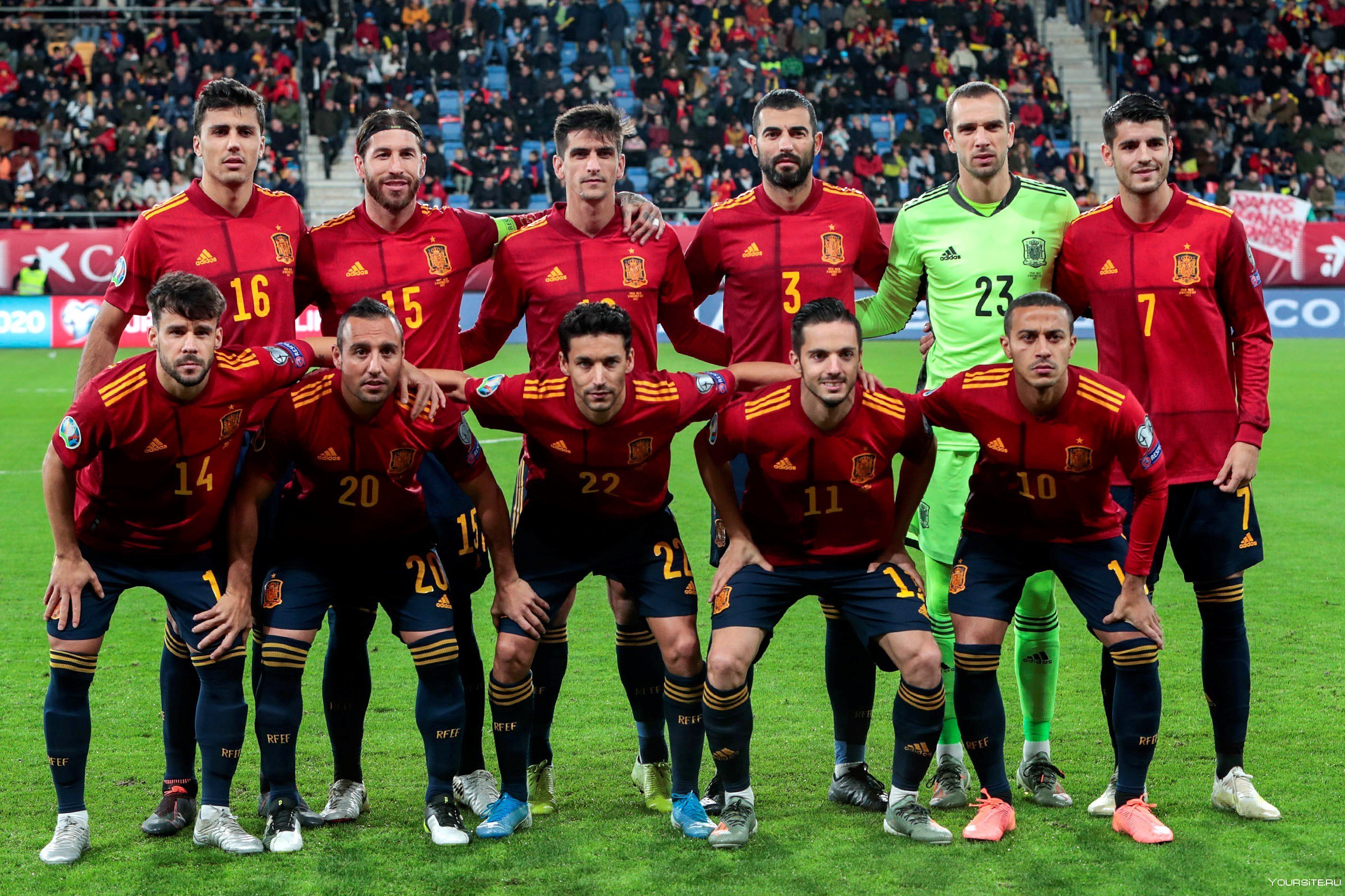 Испания какая команда футбола. Сборная Испании 2002. Футбол сборная Испания 2021. Сборная Испании 2000. Футболисты сборной Испании 2023.