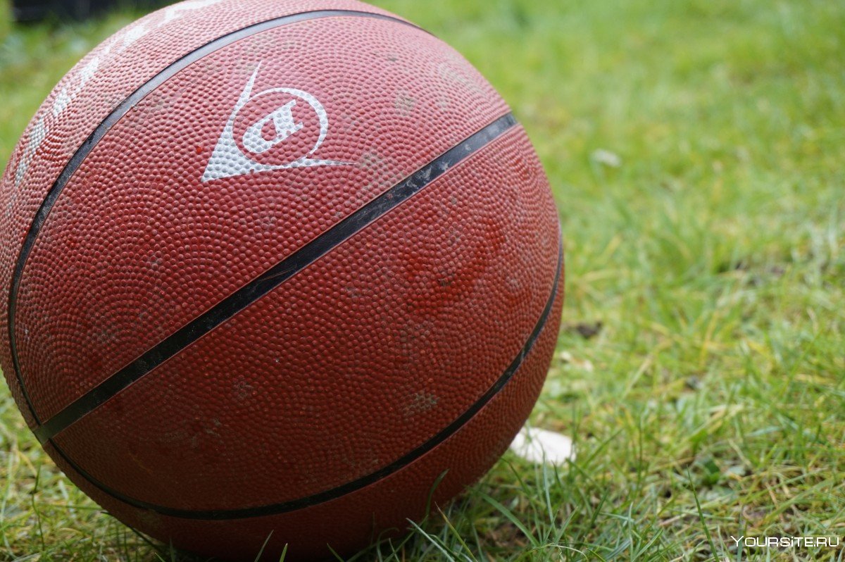 Баскетбольный мяч на поле