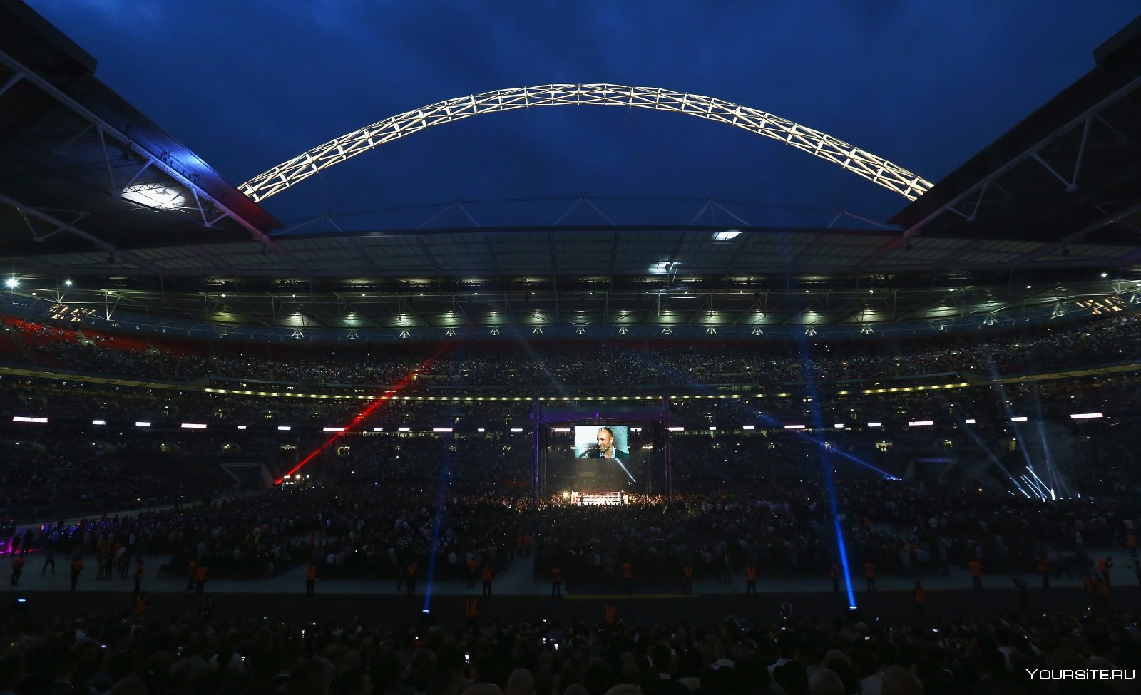Фредди стадион уэмбли. Стюарт на стадионе Уэмбли. Wembley Stadium бокс. Стадион Уэмбли Рианна.