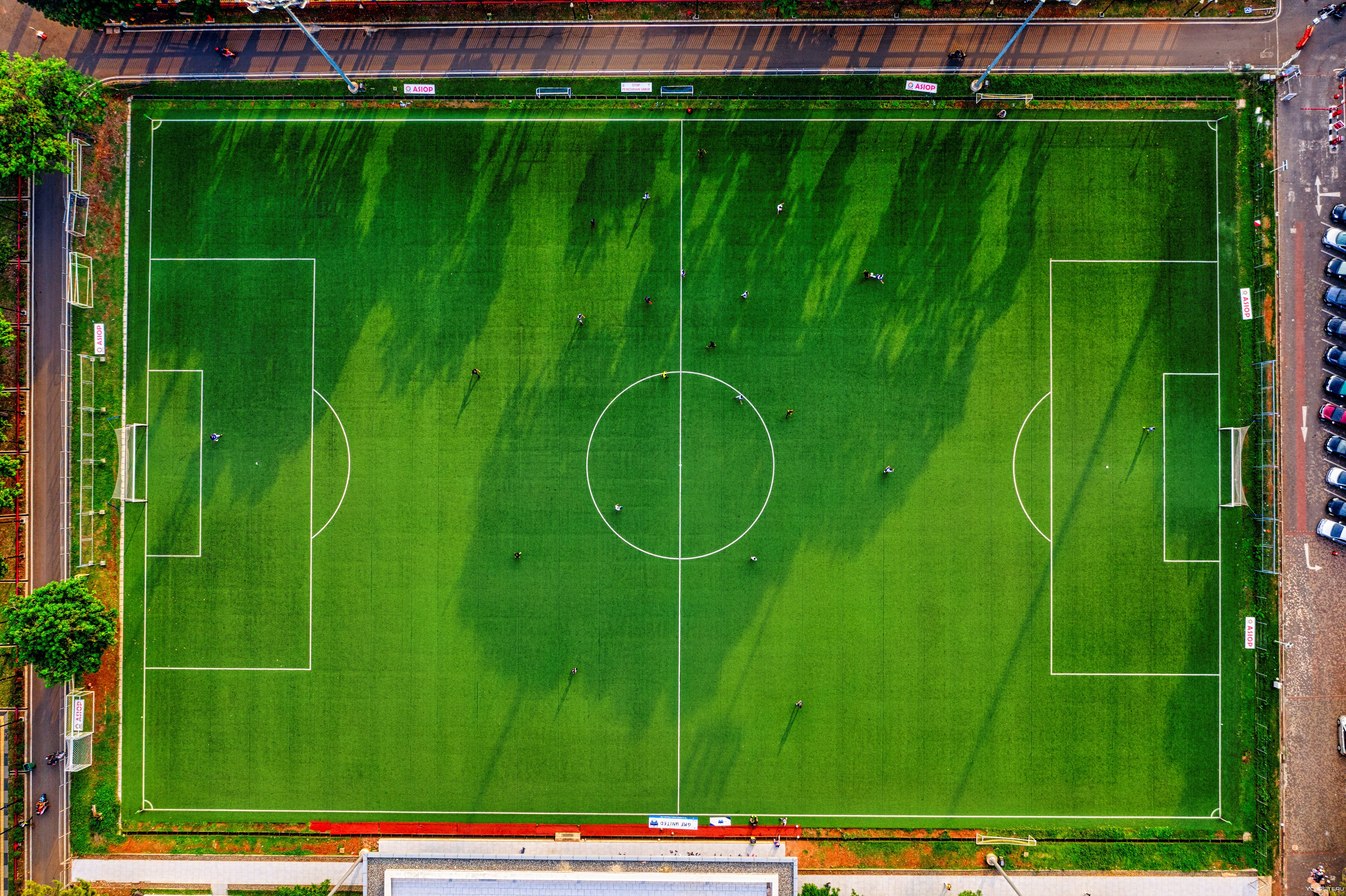 Футбольное поле имеет форму. Футбольный стадион поле сверху 1943 Франция. Футбольное поле вид сверху. Фотбольное полне вс верху. Футбрльное поле с ерху.