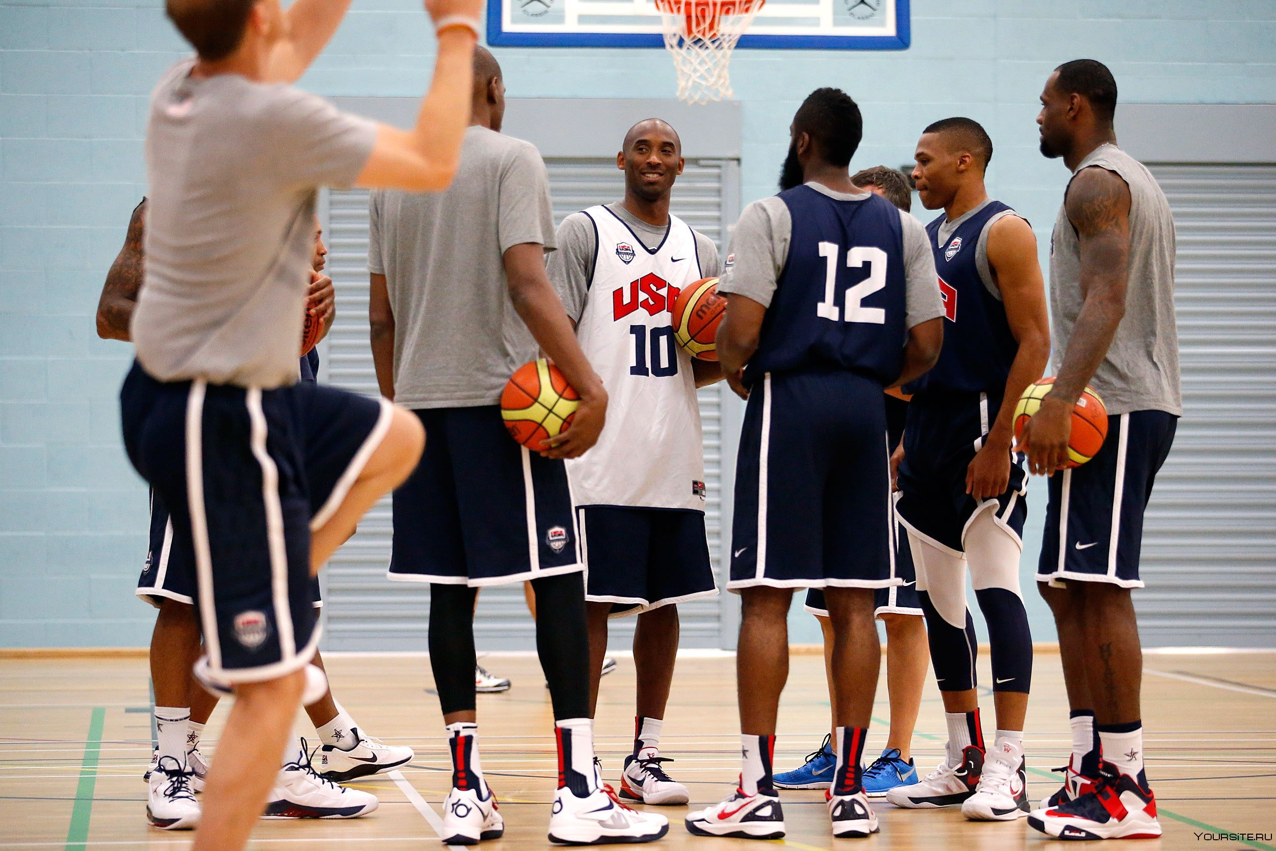 Сильные баскетбольные команды. Команда США НБА 2012 Коби. Dream Team баскетбол с Коби Брайант. Американский школьный баскетбол. Американские баскетболисты.