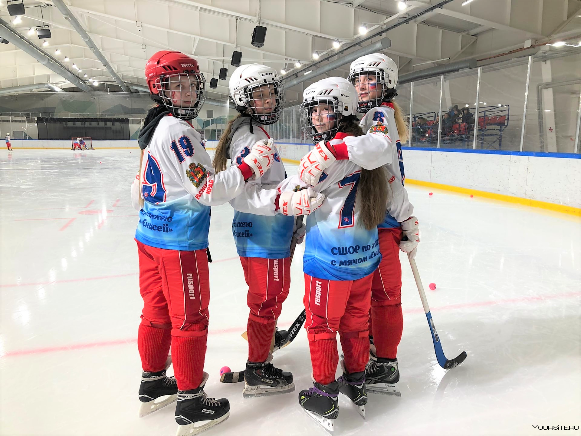 Хоккей среди девушек