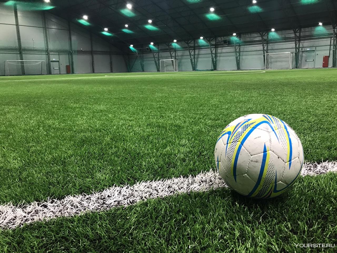 Какой мяч в мини футболе. Зеленое футбольное поле. Футбольный мяч на траве. Мини футбольное поле газон. Футбольный мяч на поле.