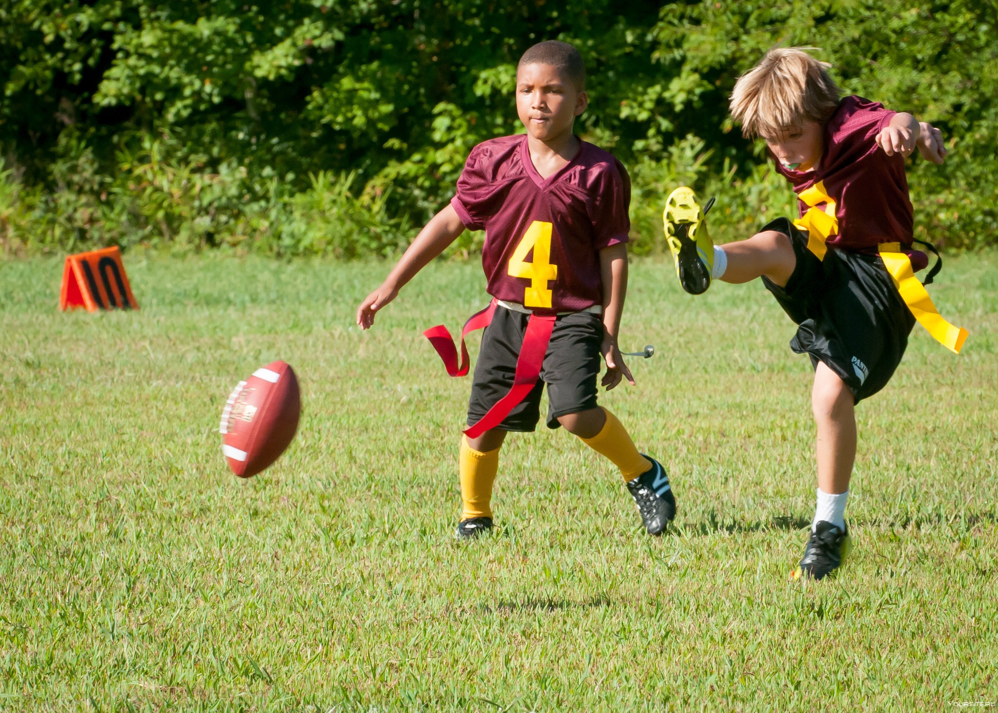 Спортивный сайт футбола. Мяч в игре!. Спортивные игры с мячом. Спортивные игры для детей. Спортивные и подвижные игры.